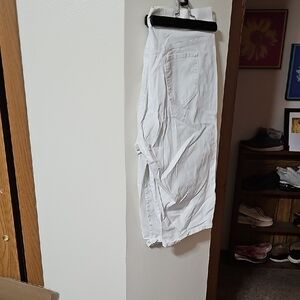 White Capri Pants By Gloria Vandwrbilt. Size 24w.